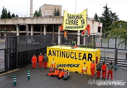 Protest Greenpeace in fata centralei nucleare Garona din Spania