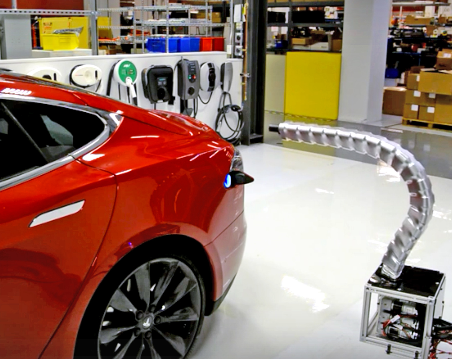 VIDEO Noul încărcător-șarpe pentru mașini electrice Tesla