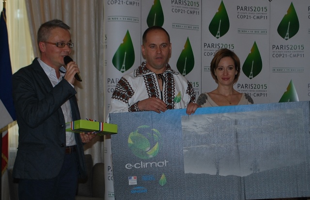 Narcis Jeler, expert de mediu (stânga), alături de unul dintre câștigătorii competiției foto și Medeea Marinescu, ambasadoare COP21