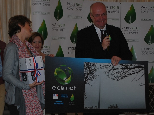 Eric Stab, Director General GDF SUEZ Energy România (dreapta), alături de unul ditnre câțtigătorii competiției foto