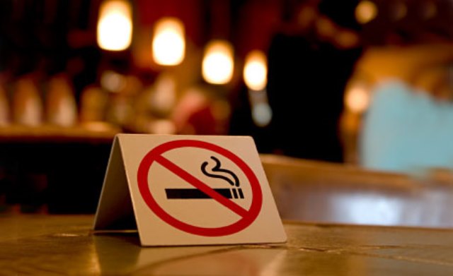 De la jumătatea lui martie, fumatul va fi interzis în spații publice. Iohannis a promulgat legea