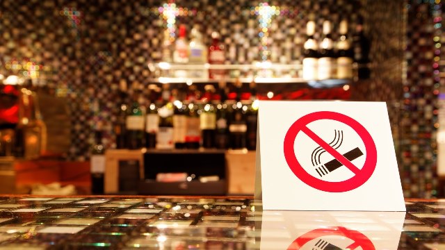 Fumatul, interzis in spatiile publice inchise