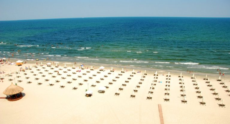 Peste 2.000 de tone de deșeuri adunate de pe plajele litoralului românesc