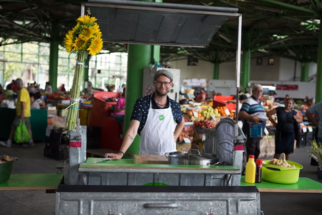 Waste cooking: Austriacul care îi învață pe străini cum să gătească din gunoi a ajuns în România