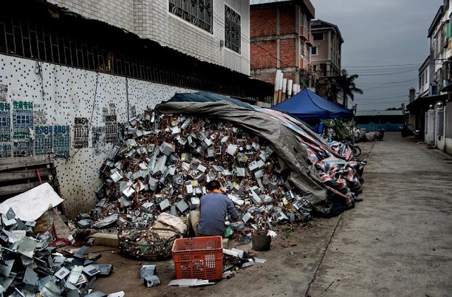 FOTO. Munți de deșeuri electronice reciclate manual în China