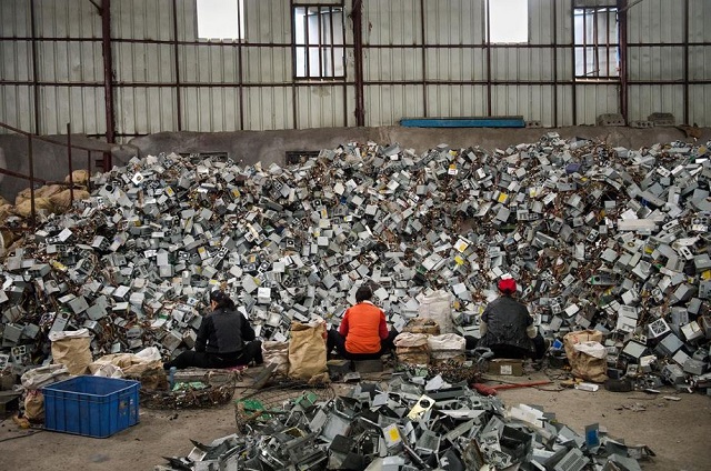 FOTO. Munți de deșeuri electronice reciclate manual în China