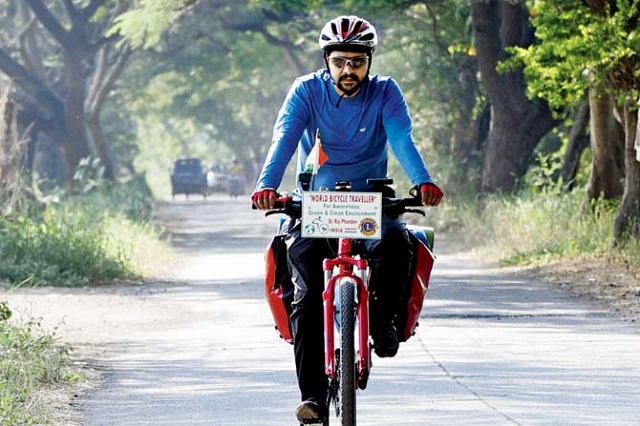 Un indian face o călătorie de 10 ani pentru a face oamenii mai conștienți de mediu