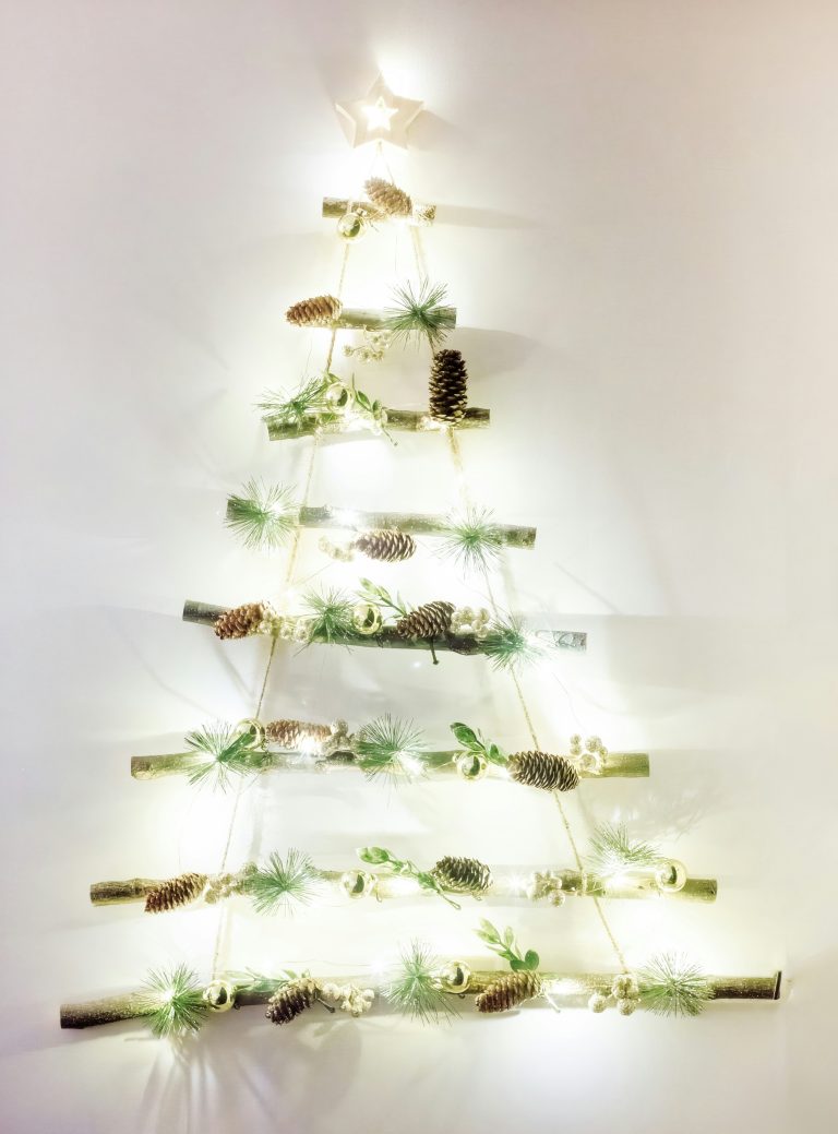 Foto: Brad de Crăciun de perete | Sursa: Natalie Kinnear / Unsplash