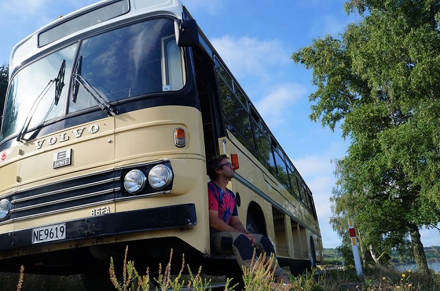 VIDEO Autobuzul transformat în casă pentru o familie de patru persoane