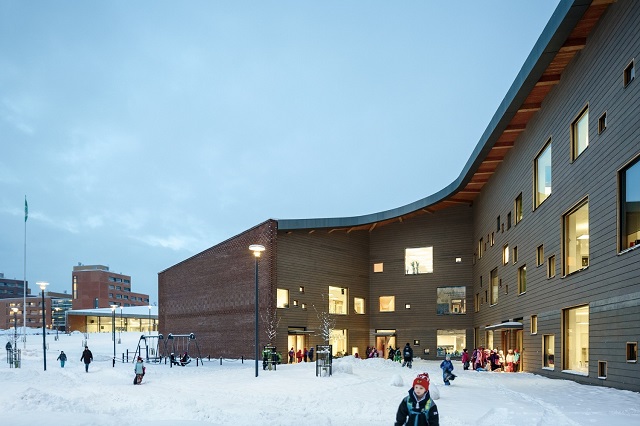 Școala eco din Finlanda: lumină și materiale naturale