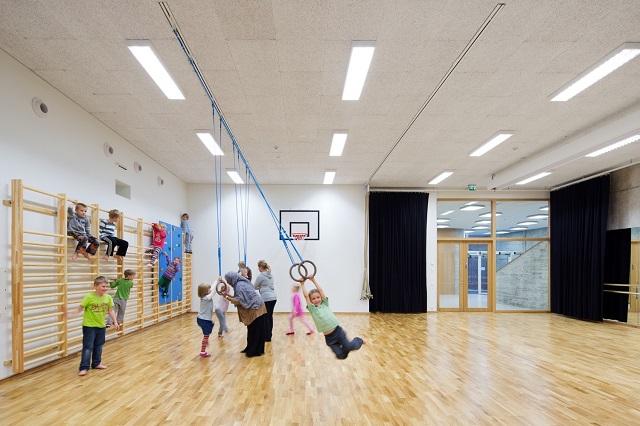 Școala eco din Finlanda: lumină și materiale naturale