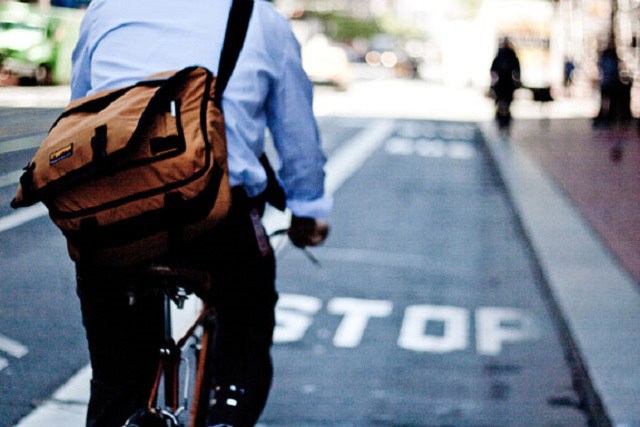 Olanda va interzice utilizarea telefoanelor de către cei care merg pe biciclete