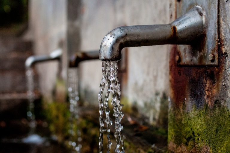 Asociatia Pro Consumatori: Trei din opt români consumă apă nepotabilă