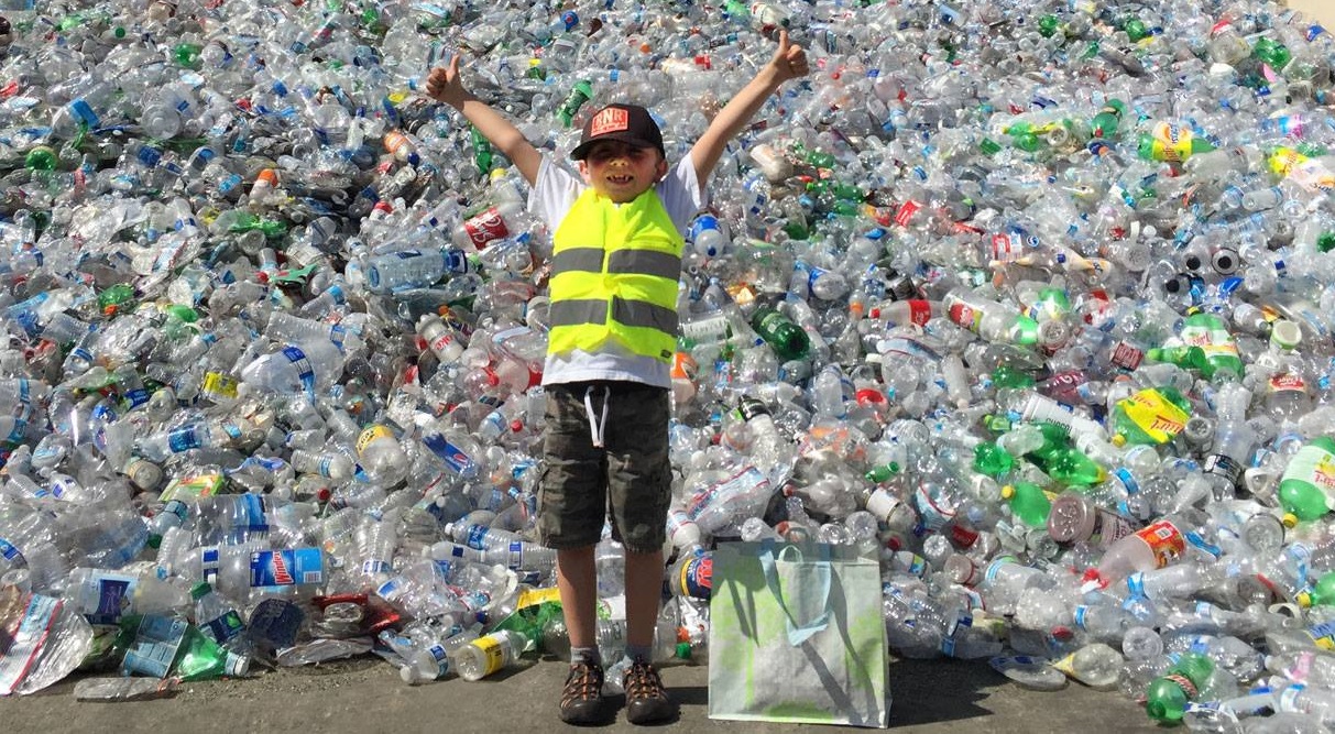 Un băiat de șapte ani a făcut 21.000 de dolari după ce a reciclat sticle și conserve