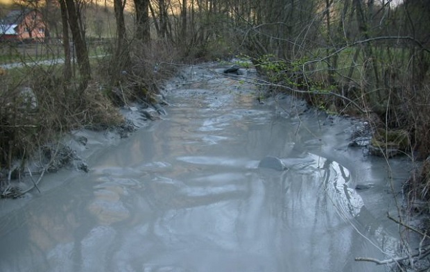 Sesizare la Garda de Mediu, după accidentul prin care râul Arieș a fost poluat cu steril