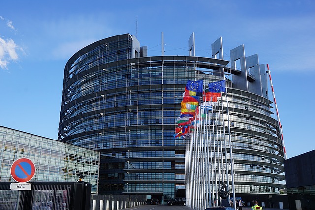Propunerile de reducere obligatorie a gazelor cu efect de seră conform acordului de la Paris, adoptate de PE
