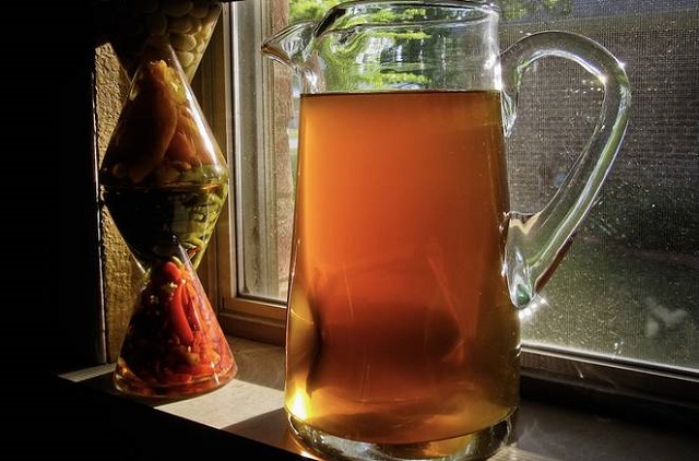 Cum să economisești energia pentru ceai cu „sun tea” și „refrigerator tea”