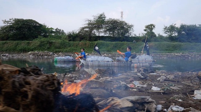 Expediție pe cel mai poluat râu din lume, în caiace din sticle de plastic