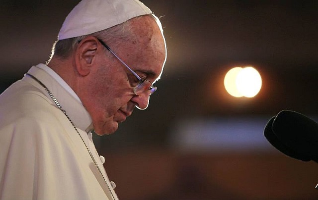 Papa Francisc spune că aruncarea plasticului în apele navigabile e o „acțiune criminală”