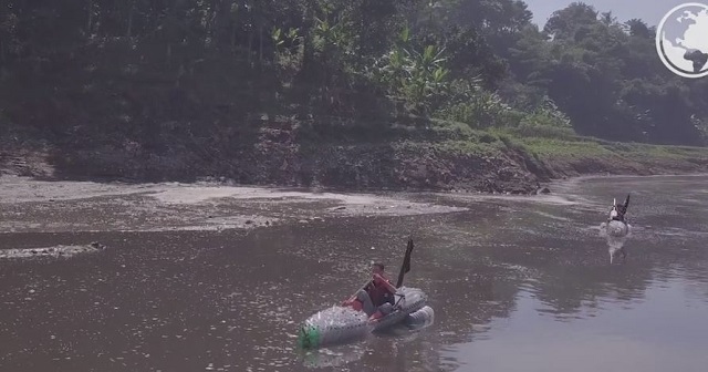 Expediție pe cel mai poluat râu din lume, în caiace din sticle de plastic