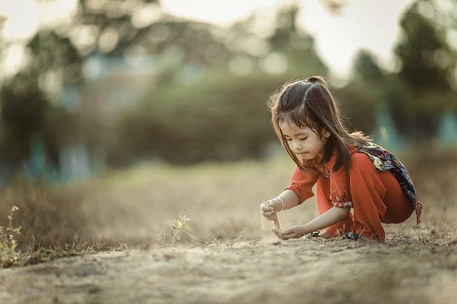 5 modalități prin care să-ți crești copilul cu respect față de mediu