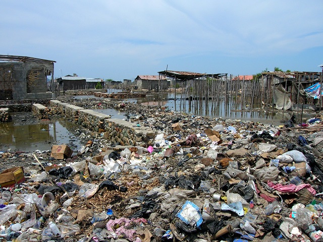 Taxarea la groapă, o măsură de management a deșeurilor dată exemplu de experți, dar amânată în România