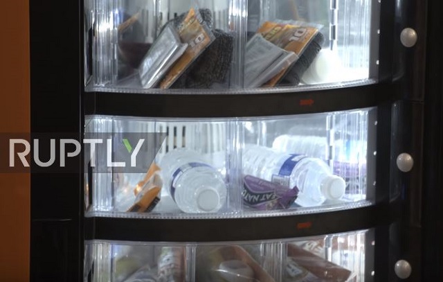 Surplusul de alimente din supermarket-uri, oferit persoanelor fără adăpost prin automate stradale