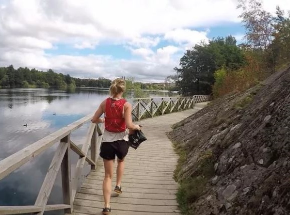VIDEO Trend nou: plogging – aduni gunoaie în timp ce alergi