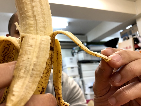 Japonezii au inventat banana Mongee, a cărei coajă este comestibilă