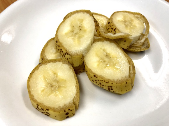 Japonezii au inventat banana Mongee, a cărei coajă este comestibilă