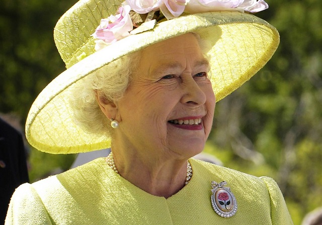 Regina Marii Britanii limitează utilizarea plasticului pe domeniile regale  
