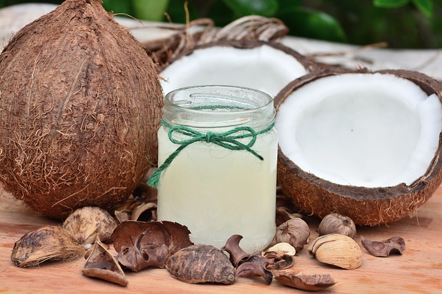 Uleiul de cocos: întrebuințări în gospodărie și pentru îngrijirea personală