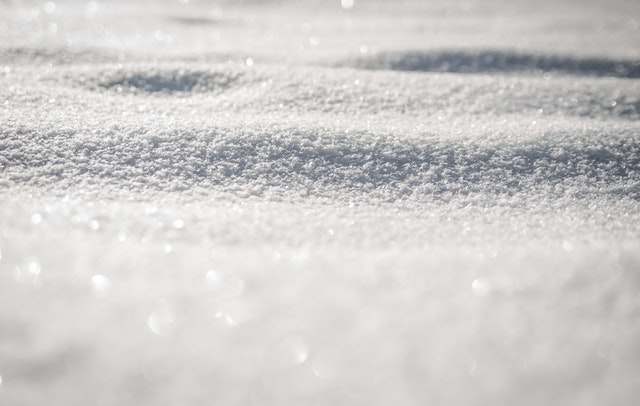 Studiu: Copiii pot mânca zăpadă, atâta timp cât este proaspătă