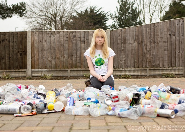 VIDEO O britanică de 12 ani a devenit erou internațional pentru că adună gunoaiele de pe jos