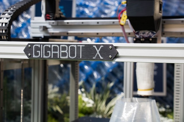 Gigabot X, imprimanta 3D care folosește ca materie primă fulgi de plastic