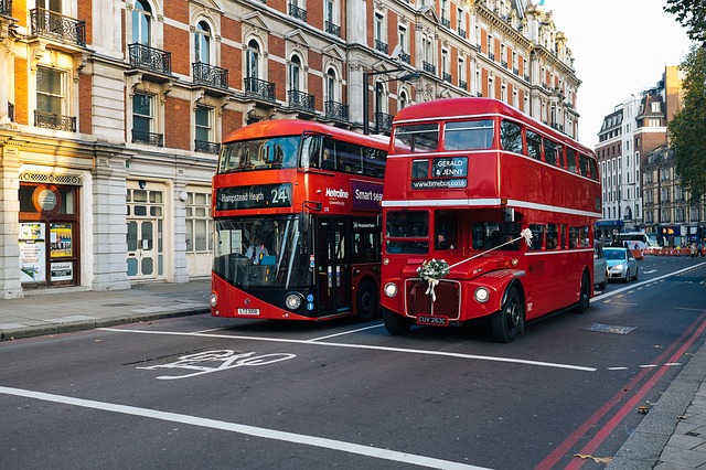 Guvernul britanic investește 48 de milioane de lire sterline în autobuze electrice