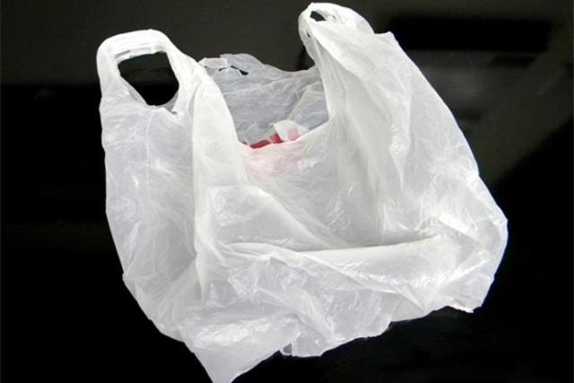 Klaus Iohannis promulgă legea care interzice comercializarea pungilor de plastic subţire şi foarte subţire cu mâner