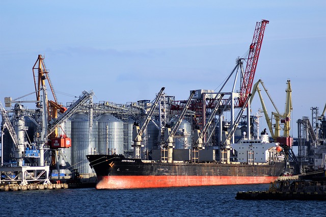Acord istoric: companiile de transport maritim își vor reduce emisiile de CO2