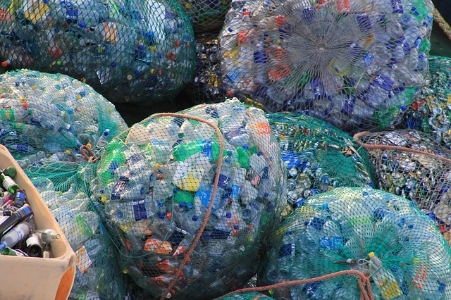 Europa nu știe cum să gestioneze deșeurile de plastic după ce Beijing a închis cea mai mare piață de reciclare din lume