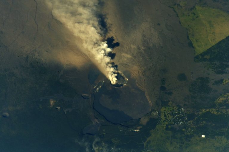 Erupție explozivă a vulcanului Kilauea din Hawaii: coloana de cenușă poate fi văzută din spațiu