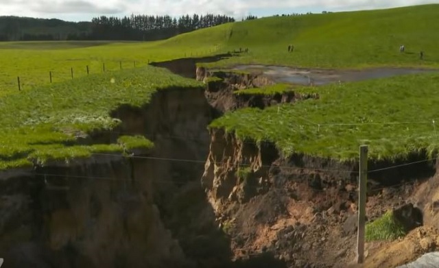 O groapă de 20 de metri adâncime scoate la iveală roci vechi de 60.000 de ani