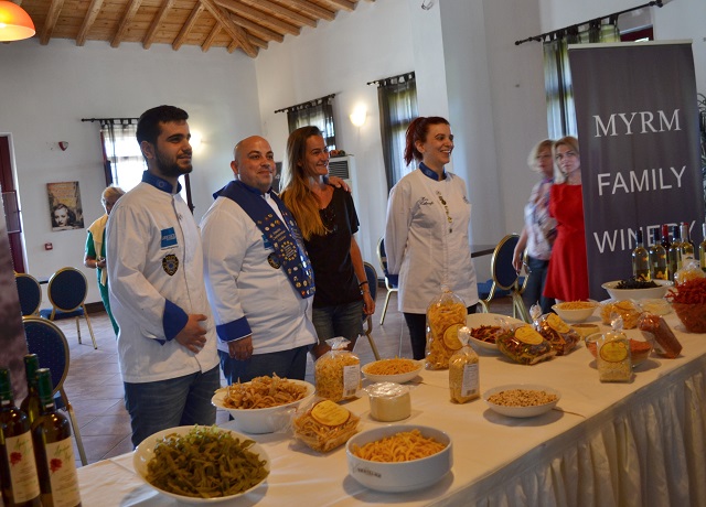 Un club de bucătari învăță grecii să-și promoveze produsele locale