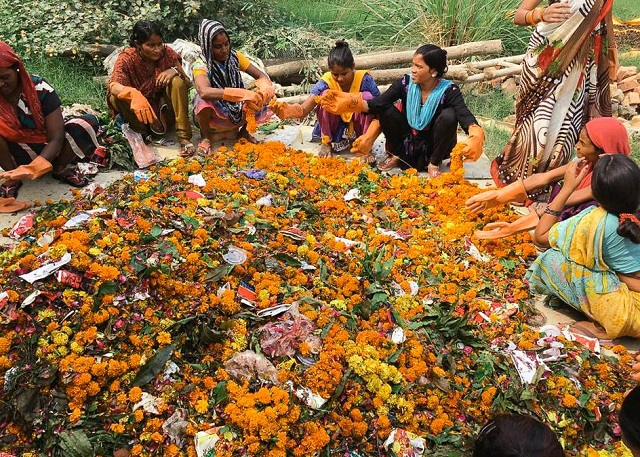 Florile aruncate pe Gange, transformate în bețișoare parfumate