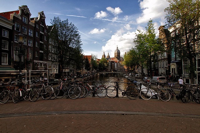 Companiile olandeze ar putea recompensa financiar angajații care merg cu bicicleta la muncă