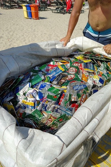 Turiștii de pe litoral primesc premii în schimbul dozelor din aluminiu