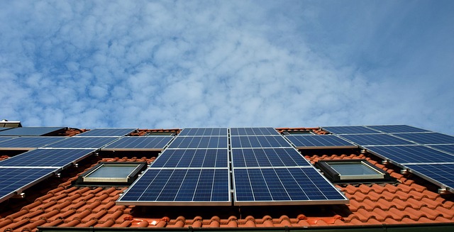 Iohannis a promulgat legea care permite cetățenilor să livreze energie electrică în rețea