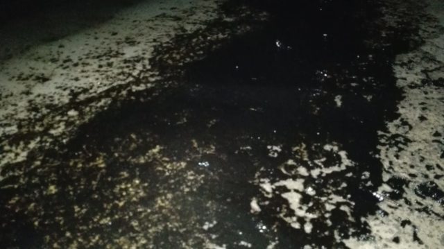 Poluare cu produse petroliere pe o porțiune de plajă din Mangalia