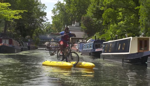 VIDEO Un britanic navighează Tamisa pe o bicicletă montată pe flotoare pentru a aduna deșeuri de plastic