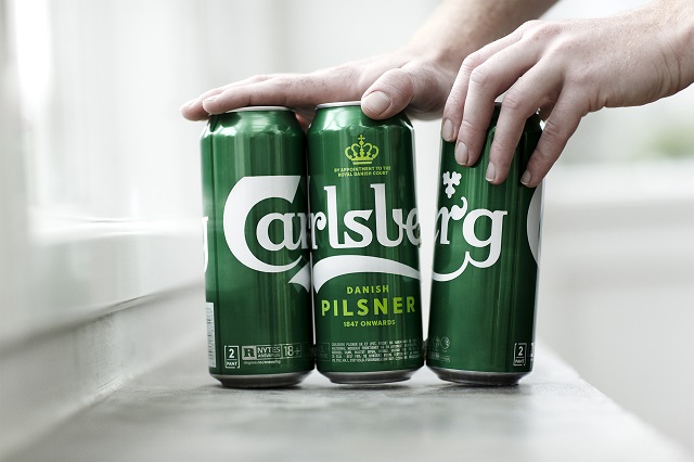 Carlsberg vrea să lipească cutiile de bere in interiorul baxurilor pentru a reduce consumul de plastic