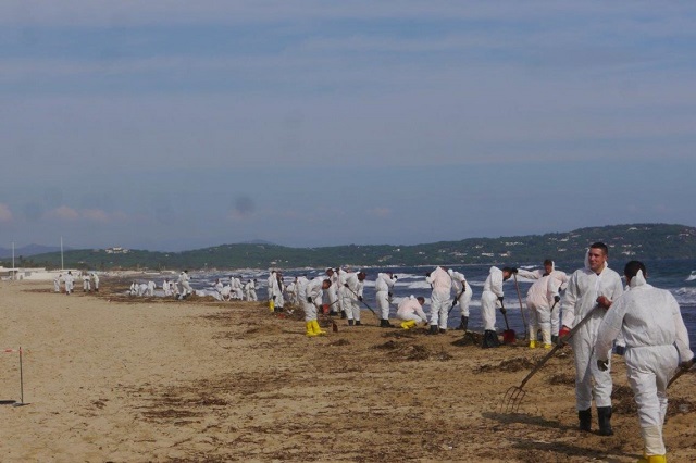 Operațiuni de curățare a plajelor de pe Riviera Franceză, după poluarea cu petrol